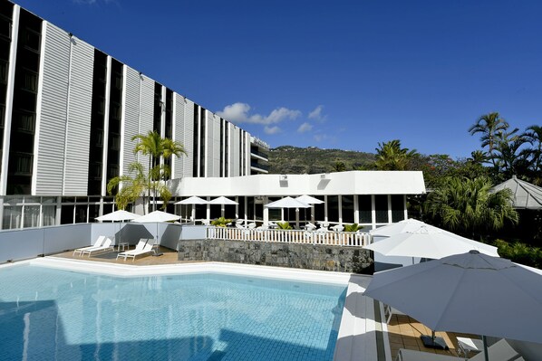 Outdoor pool, pool umbrellas - Hotel Le Saint Denis (Saint-Denis)