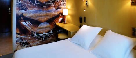 Habitación doble ejecutiva | Ropa de cama de alta calidad, decoración personalizada y escritorio