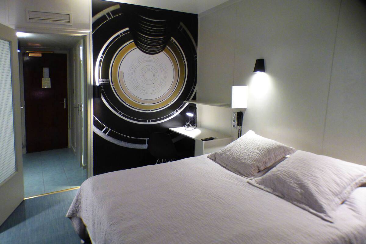 Habitación estándar | Ropa de cama de alta calidad y escritorio