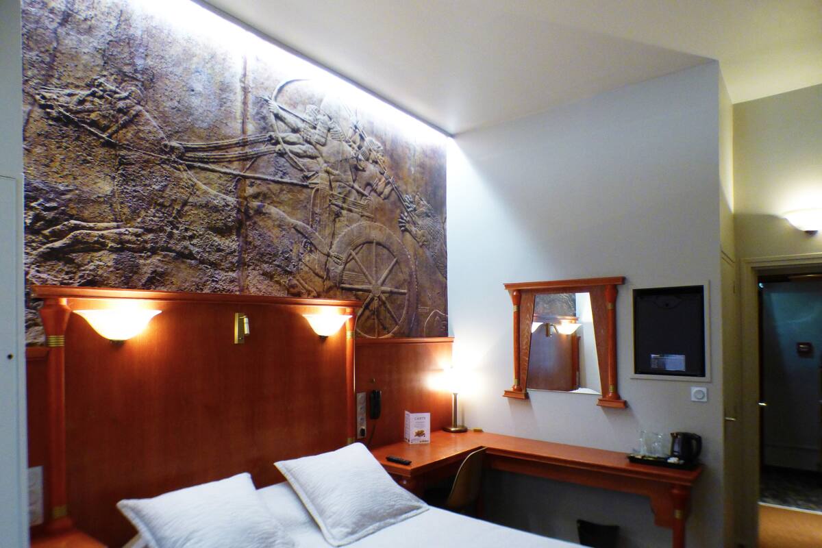 Habitación doble superior | Ropa de cama de alta calidad y escritorio