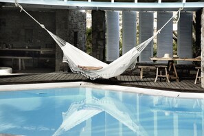 Een buitenzwembad, gratis zwembadcabana's, parasols voor strand/zwembad