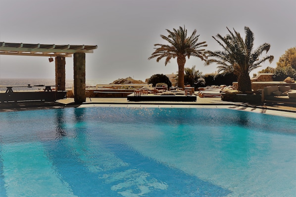 Piscine extérieure, cabanons gratuits, parasols de plage