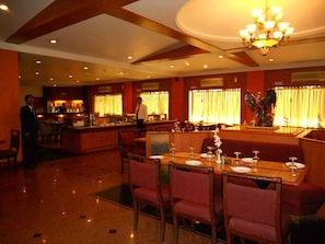 2 Restaurants, Frühstück, Mittagessen, Abendessen, indische Küche