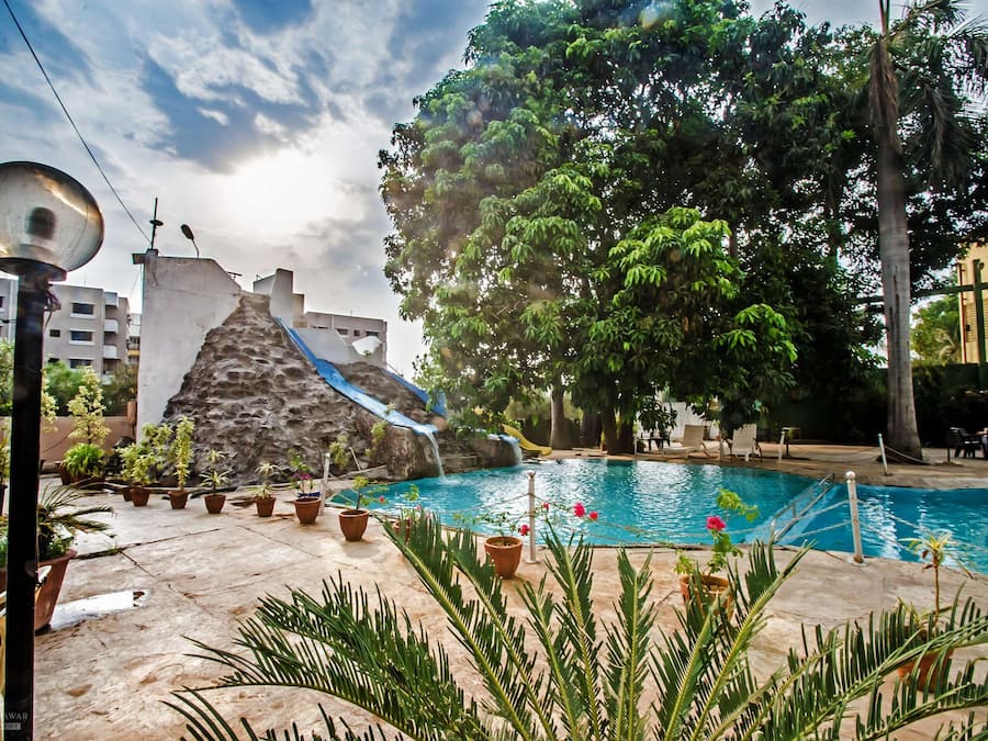 Una piscina al aire libre