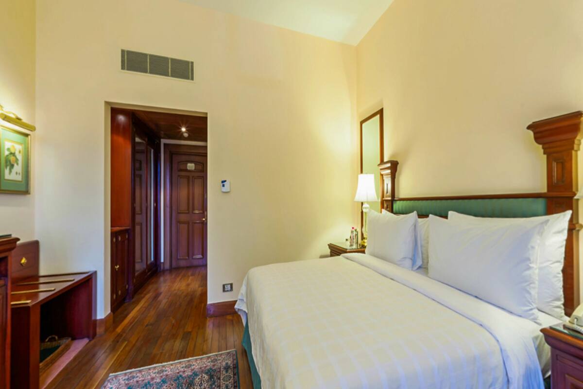 deluxe room | premium bedding, minibar, in-room safe, desk