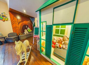 Zona de juegos infantil cubierta