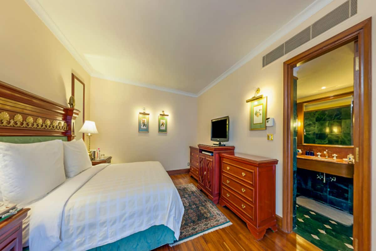 deluxe suite | premium bedding, minibar, in-room safe, desk