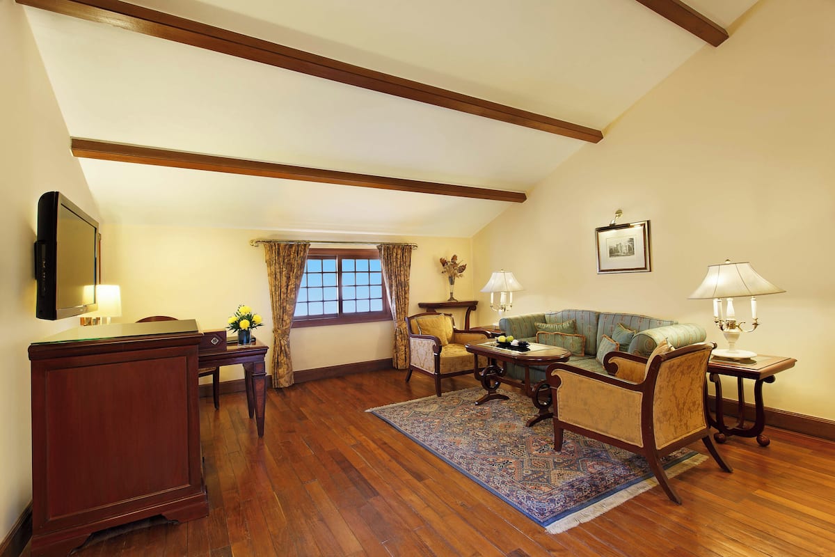 Deluxe Suite | Living area
