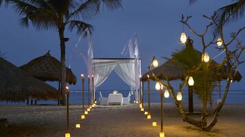 3 restaurants, breakfast, lunch, dinner served; Italian cuisine