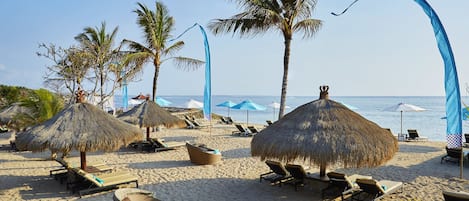 Privat strand, hvit sand, strandtelt (inkludert) og strandhåndklær