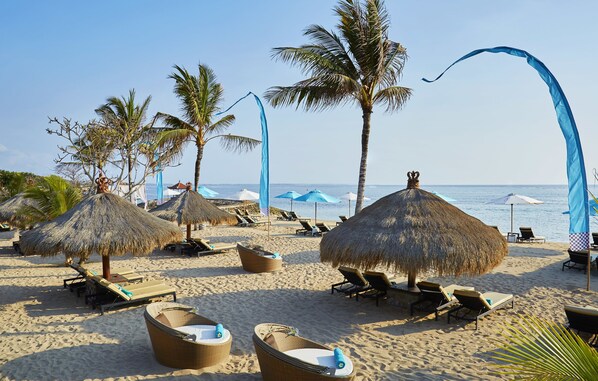 Private beach, white sand, free beach cabanas, beach towels