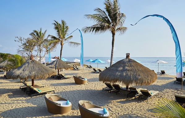 Een privéstrand, wit zand, gratis strandcabana's, strandlakens