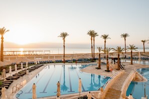 من حمّامات السباحة المغطاة، حمّام سباحة خارجي، مقاعد للتشمس