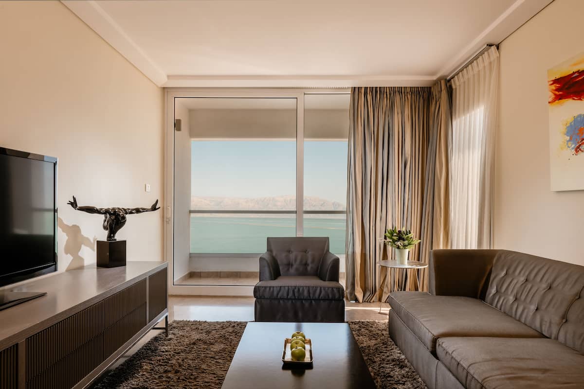 Executive Deluxe Suite | 1 bedroom, Egyptian cotton sheets, in-room safe, individually furnished