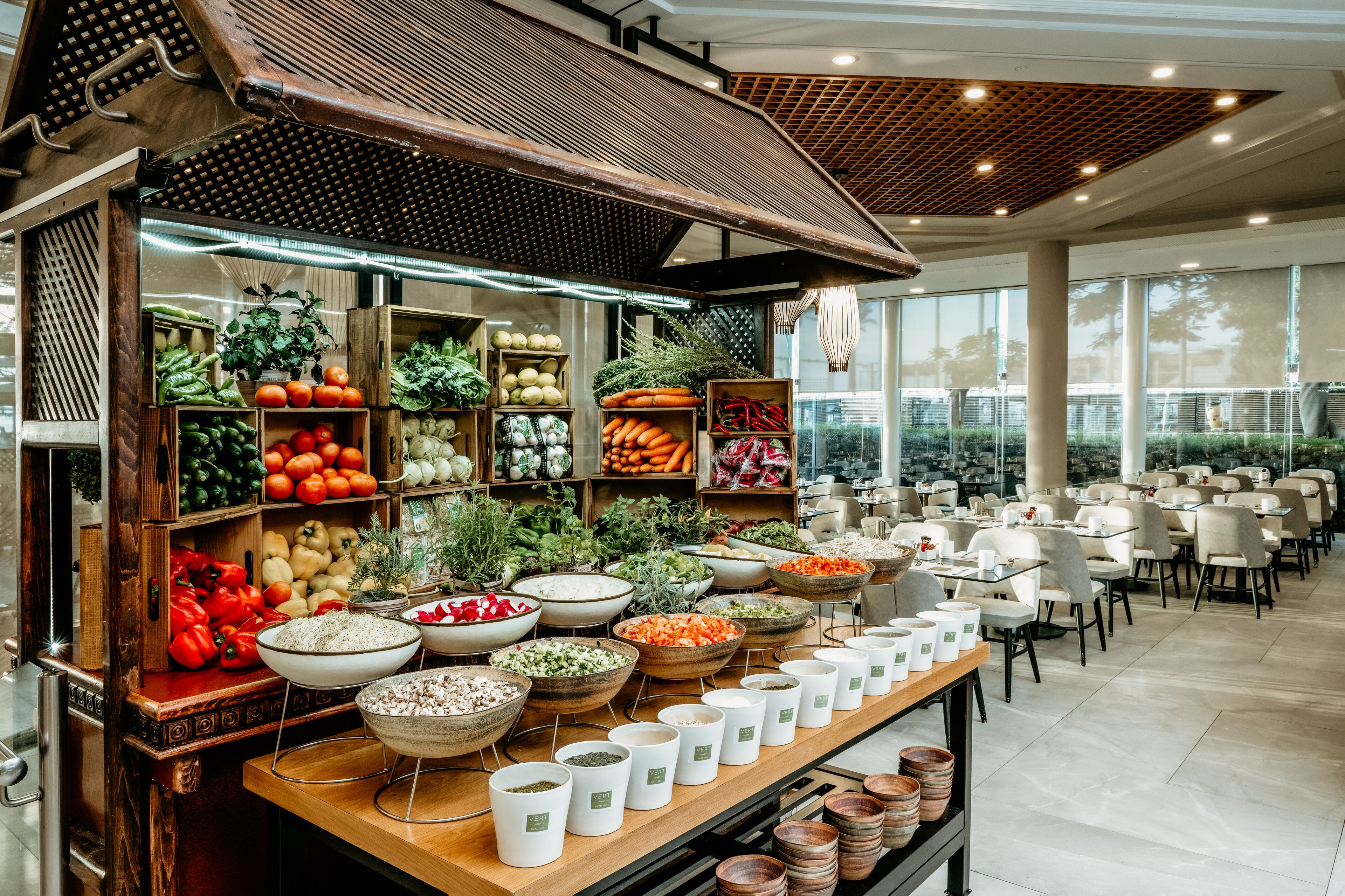 3 ห้องอาหาร, บริการอาหารเช้า อาหารกลางวัน อาหารเย็น, อาหารนานาชาติ