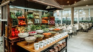 Un montaje tipo bufé con diversos alimentos y recipientes de salsas y condimentos.