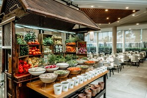 3 개의 레스토랑, 아침 식사, 점심 식사, 저녁 식사 제공(세계 요리)