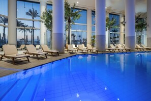 Una piscina techada, una piscina al aire libre