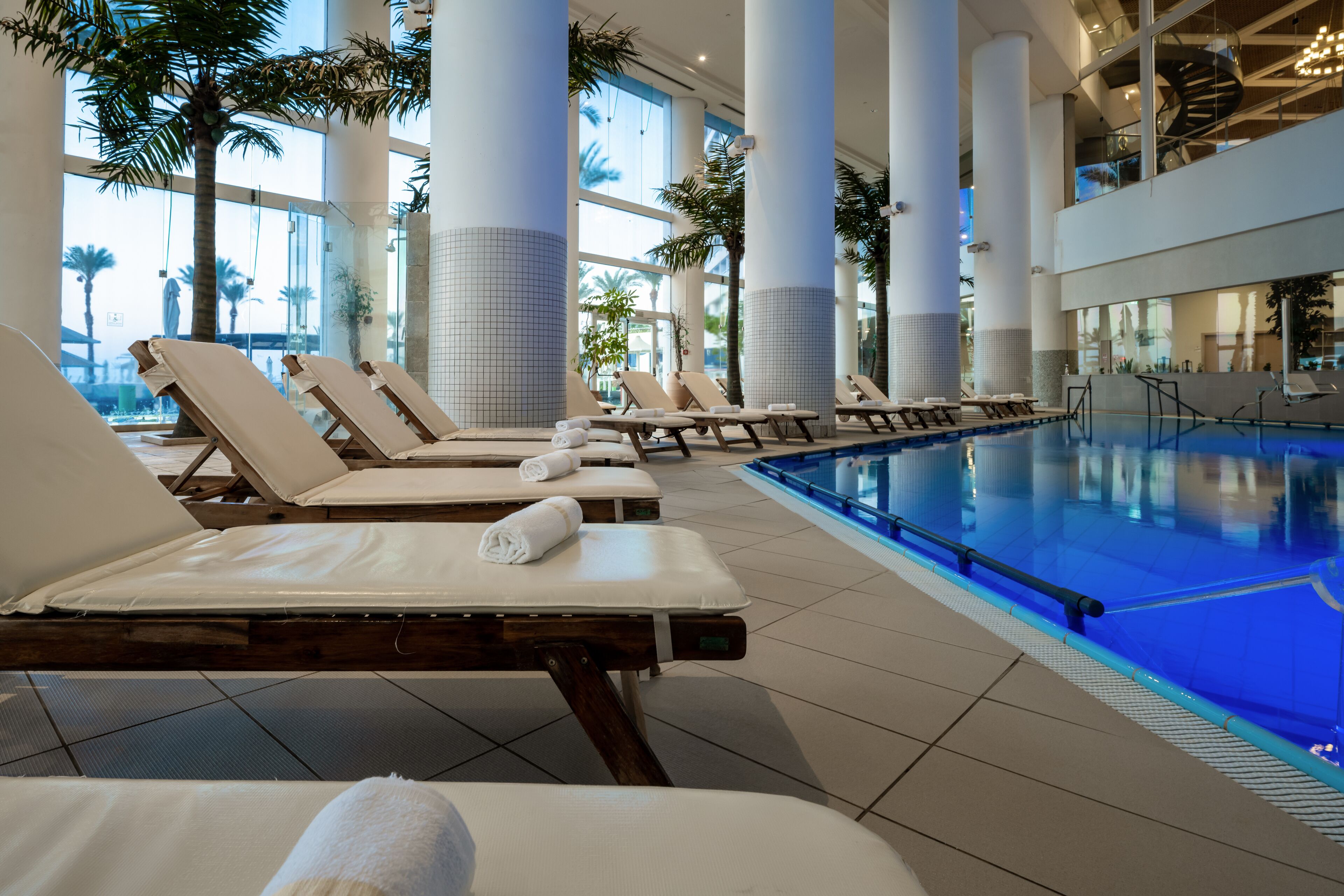 A pool area with lounge chairs and a clear view of the pool.