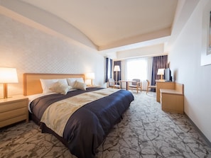 Minibar, in-room safe, desk, iron/ironing board
