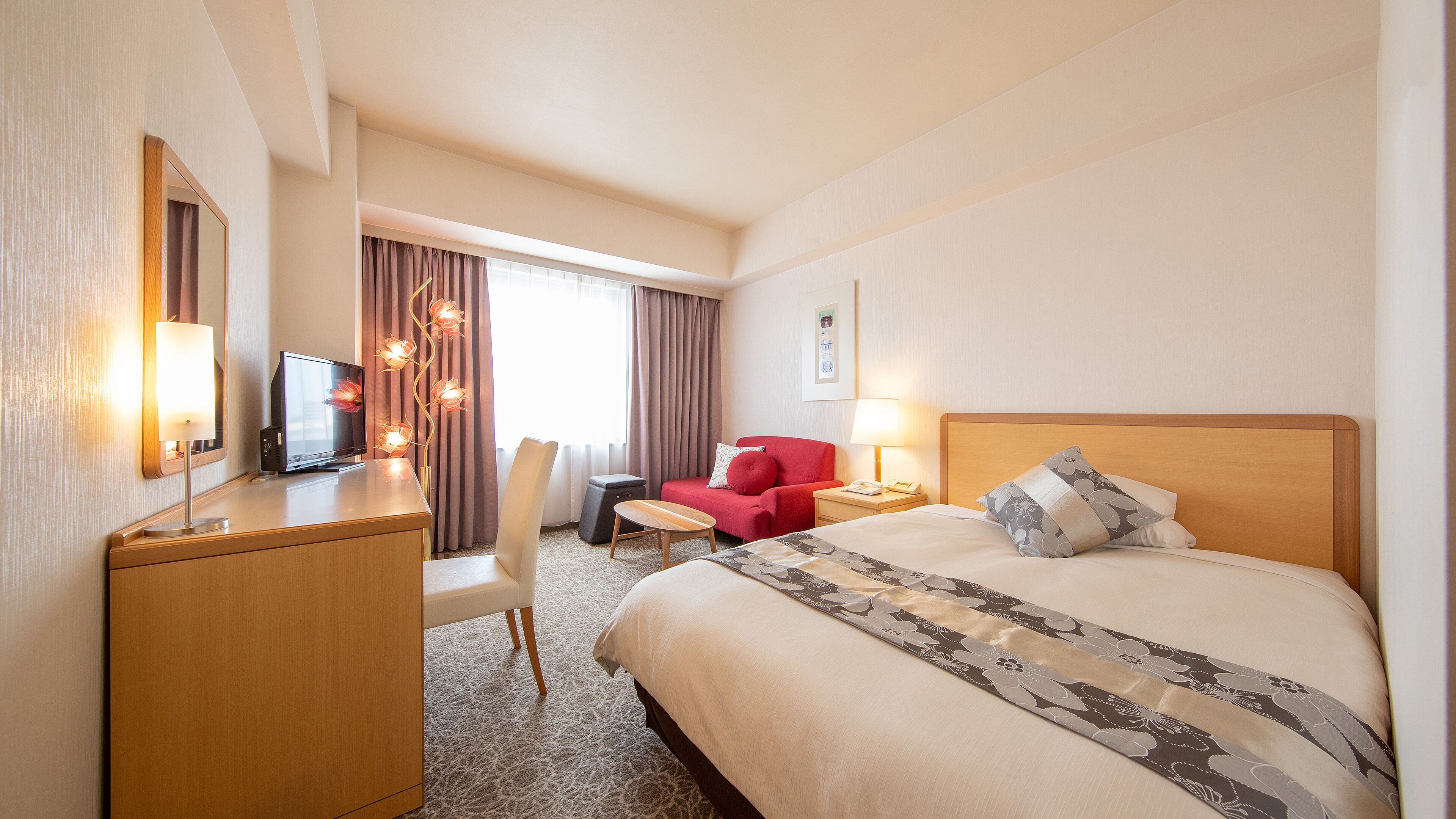 Minibar, in-room safe, desk, iron/ironing board