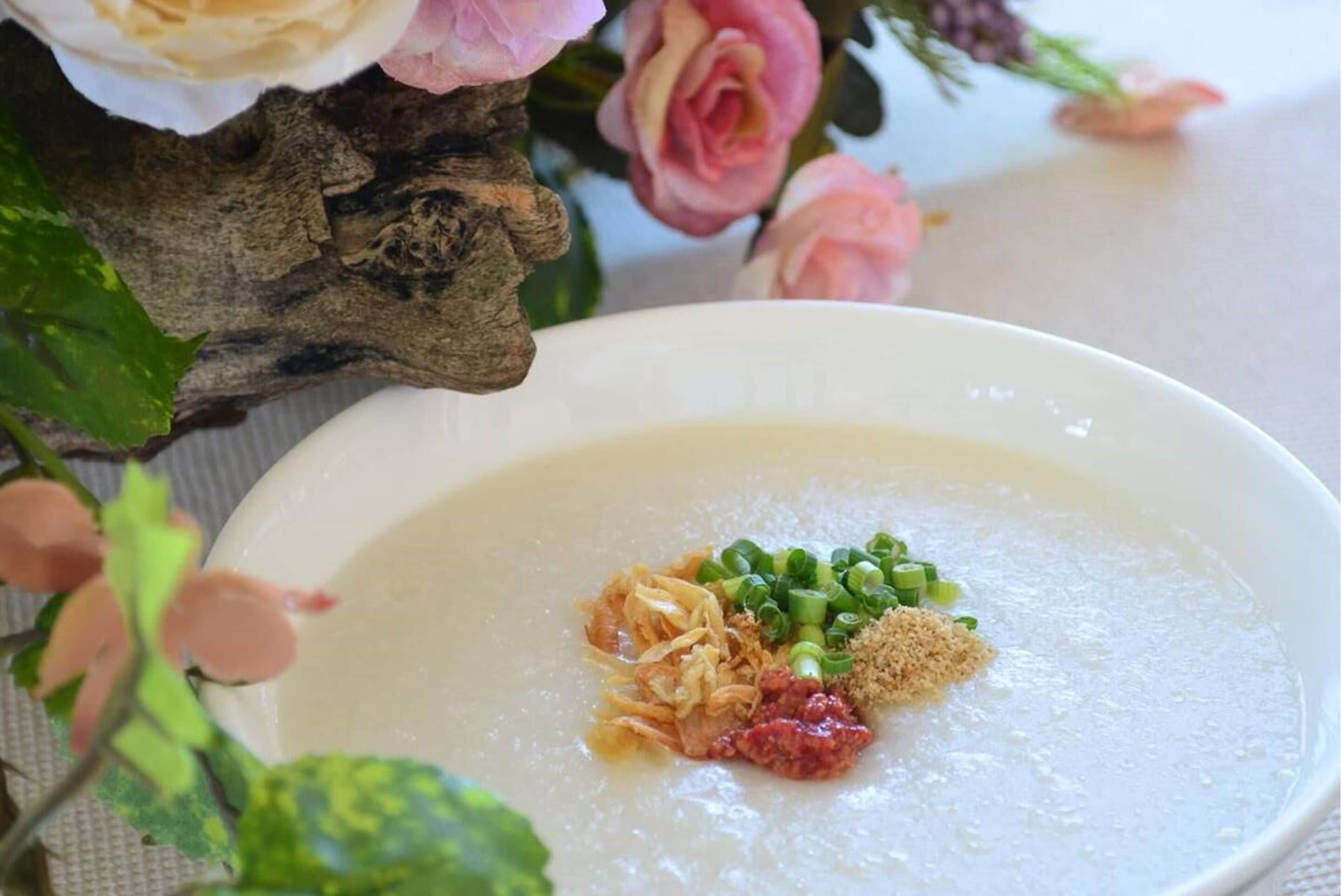 breakfast, lunch, dinner served; chinese cuisine