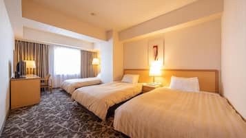 Habitación triple estándar, para no fumadores | Minibar, caja de seguridad en la habitación y escritorio