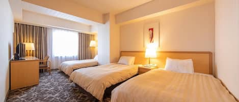 Standard Triple Room, Non Smoking | Minibar, in-room safe, desk, iron/ironing board