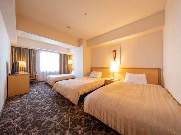 ميني بار وخزنة داخل الغرفة ومكتب ومكواة/لوح كي