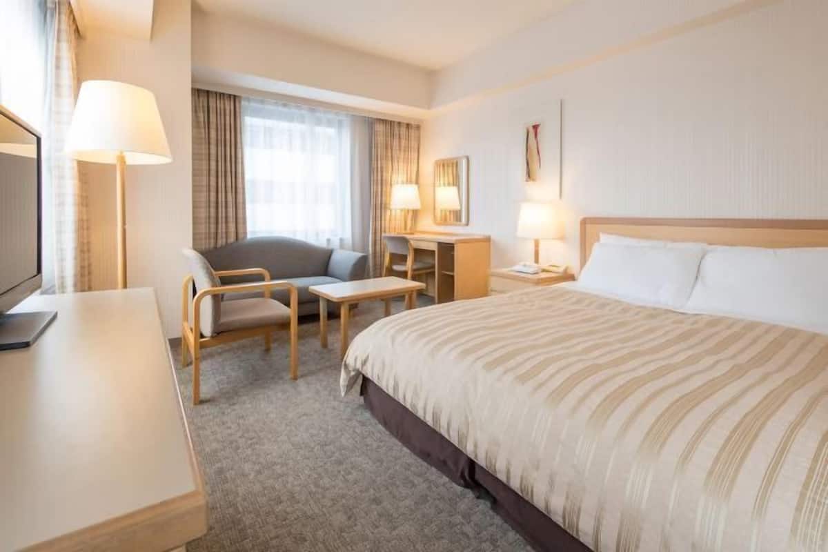 Minibar, in-room safe, desk, iron/ironing board