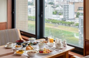 Se sirven desayunos, comidas, cenas y cocina china