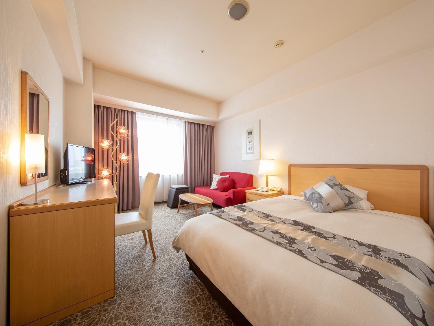 Minibar, caja de seguridad en la habitación y escritorio 