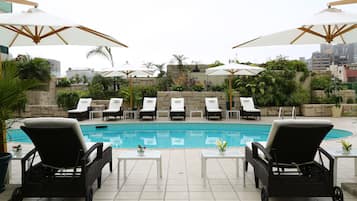 Hồ bơi ngoài trời, ghế dài tắm nắng