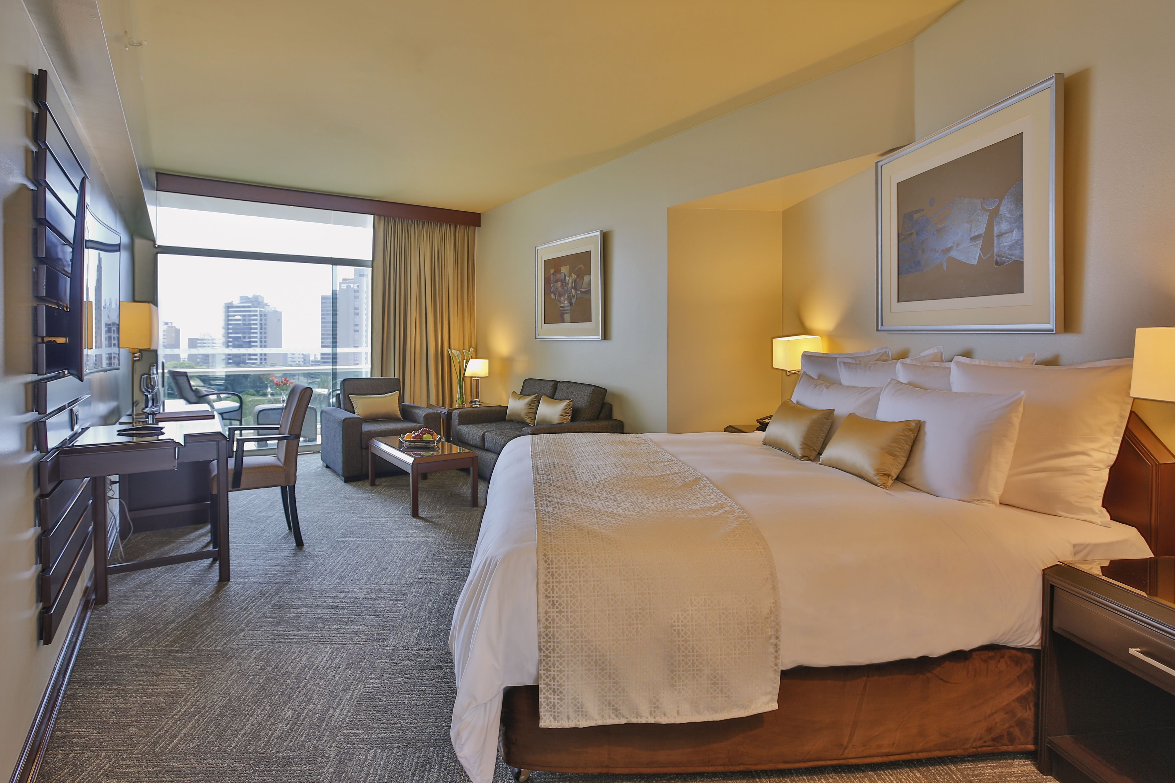 Roupas de cama premium, frigobar, cofres nos quartos, escrivaninha