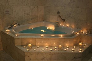 Senior Suite | Bathroom | Free toiletries, hair dryer, bathrobes, slippers