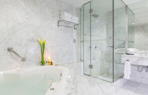 Articles de toilette écologiques, sèche-cheveux, peignoirs, chaussons