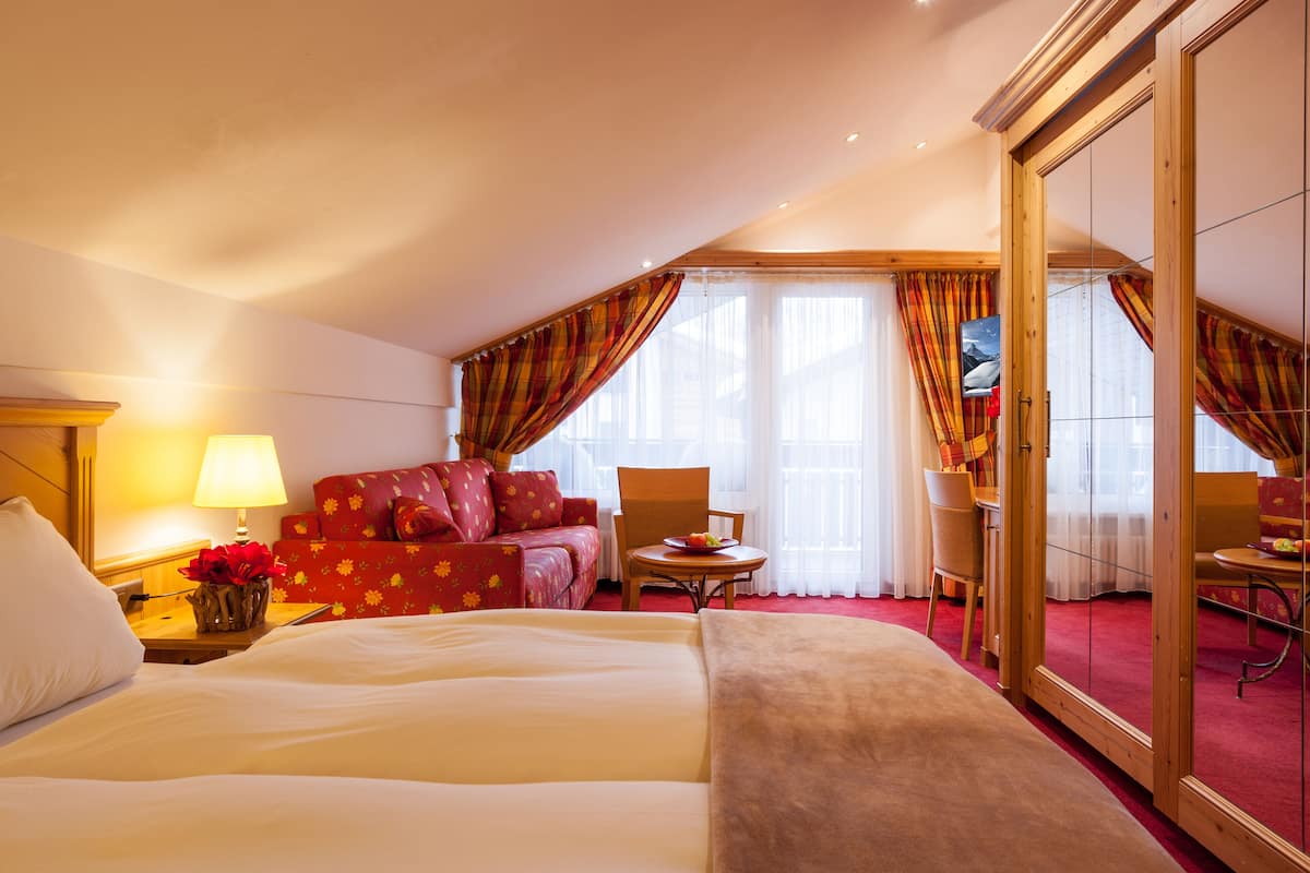 Hypo-allergenic bedding, minibar, in-room safe, desk