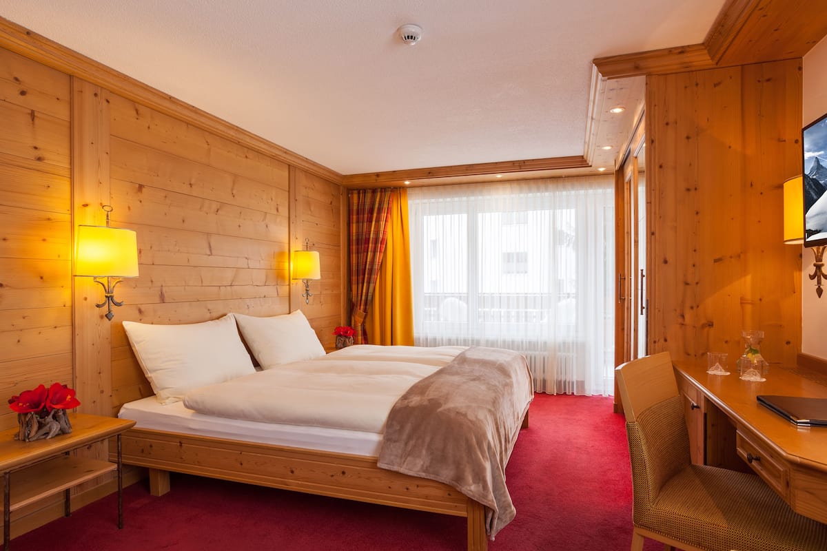 Hypo-allergenic bedding, minibar, in-room safe, desk
