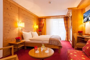 Habitación triple, balcón, vista a la montaña | Ropa de cama hipoalergénica y minibar 