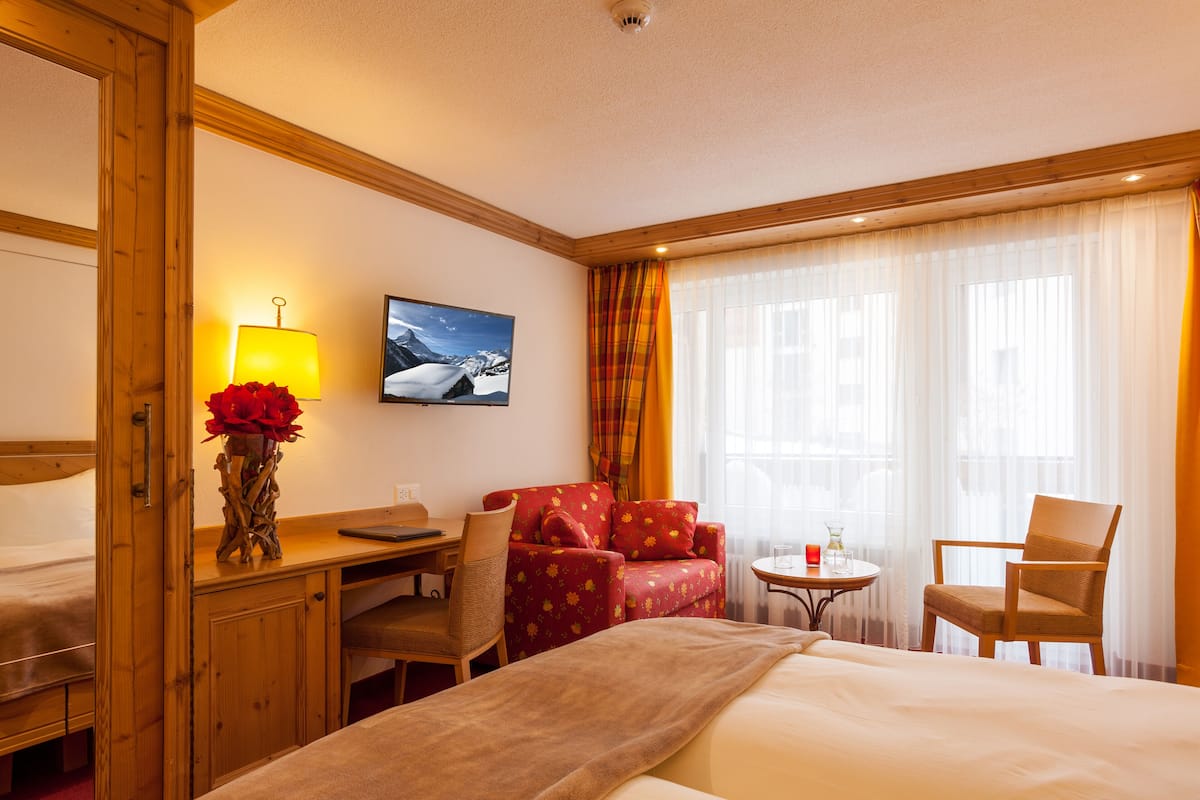 Hypo-allergenic bedding, minibar, in-room safe, desk