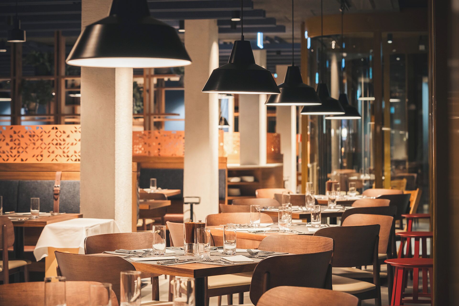 3 restaurants, breakfast, lunch, dinner served; international cuisine 