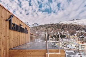 Sauna, hot tub, steam room, hot stone massages, deep-tissue massages