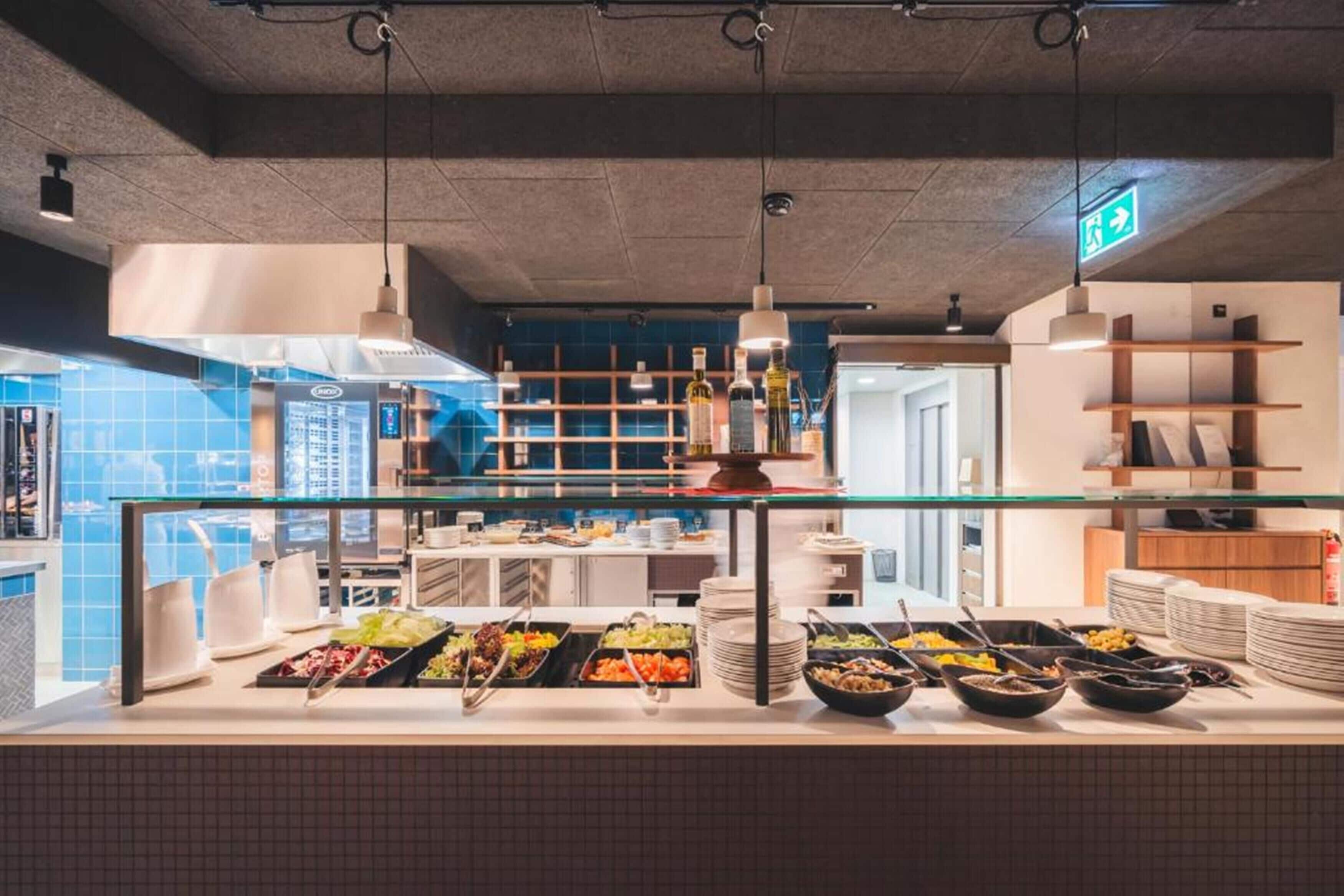 Café da manhã com buffet grátis todos os dias