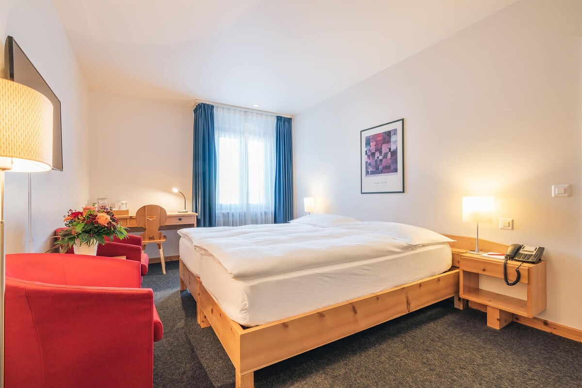 Hypo-allergenic bedding, in-room safe, desk, blackout curtains