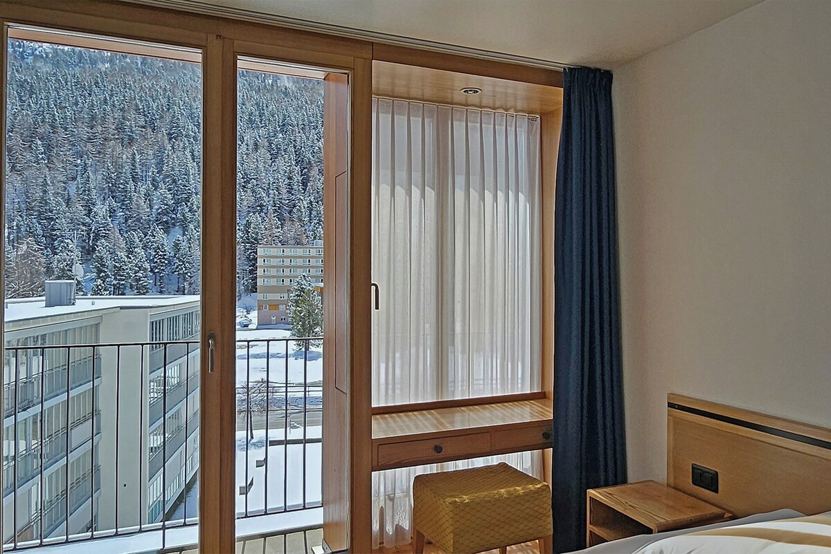 Hypo-allergenic bedding, in-room safe, desk, blackout curtains