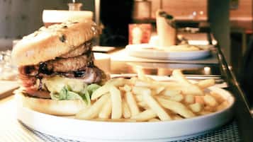 Un plato con una hamburguesa y papas fritas.