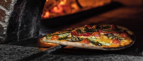 Pizza i en murstensovn.