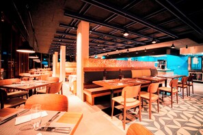 3 restaurants, breakfast, lunch, dinner served; international cuisine 