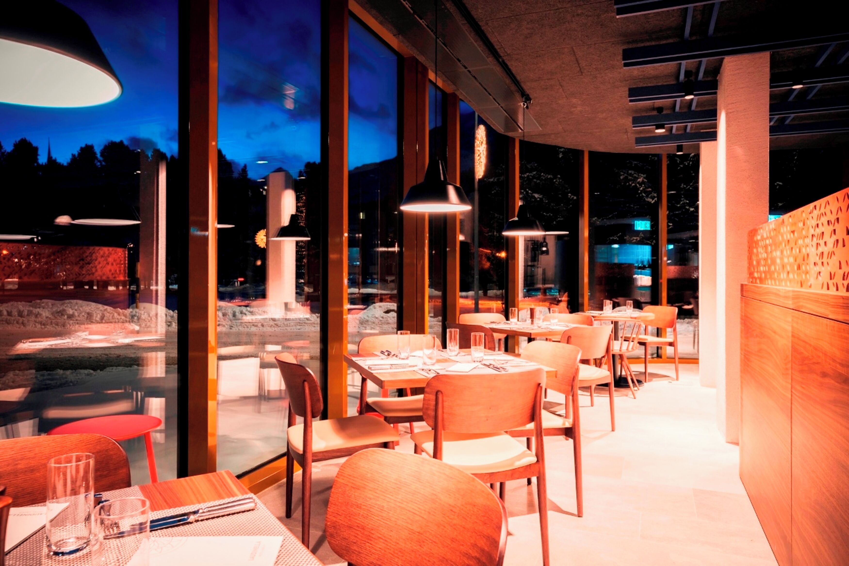 3 restaurants, breakfast, lunch, dinner served; international cuisine