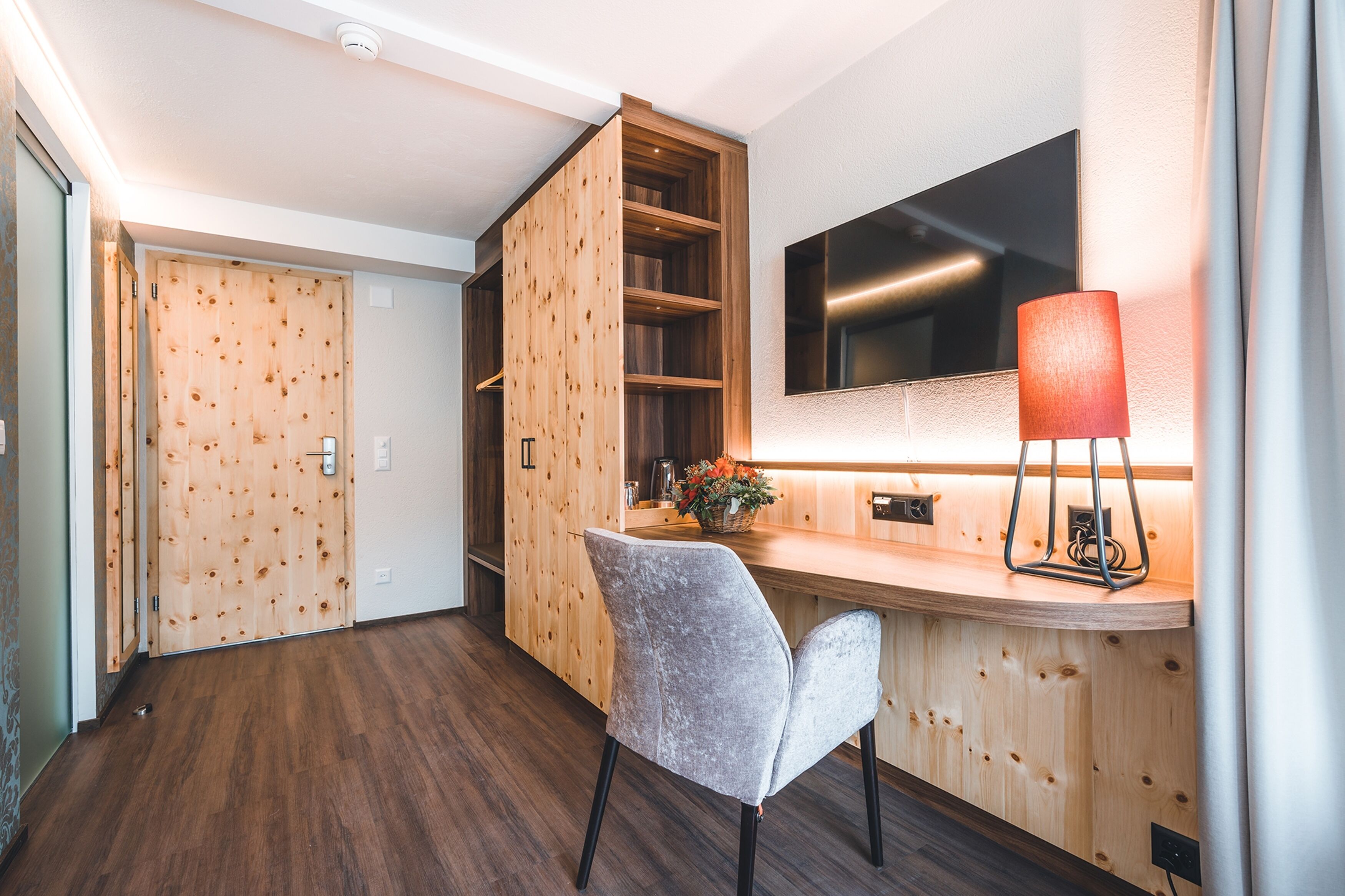 modern superior room | 1 bedroom, hypo-allergenic bedding, in-room safe, desk